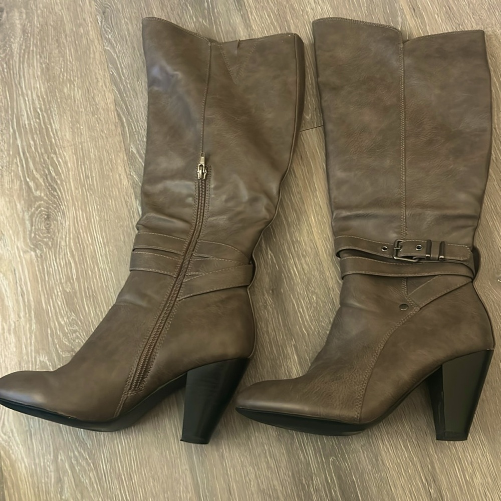 Women’s heeled brown boot